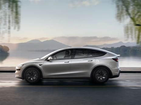 ארוכה ב-18 ס“מ, בסיס גלגלים ארוך ב-15 ס“מ, ותא המטען?