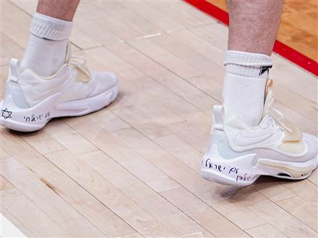 “עם ישראל חי“ על הנעליים של אבדיה