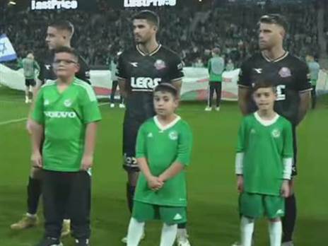 נאור סבג עם בנו של רועי משה (צילום מסך)