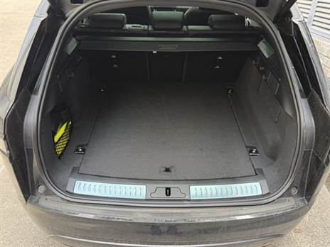 תא מטען שימושי ויש כאן גלגל ספייר, בכל זאת מותג שטח