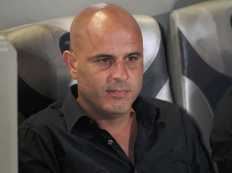 יחייך מחר בטדי? יוסי אבוקסיס (אלן שיבר)