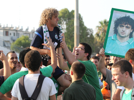 עטר באימון הפתיחה. היום זה נראה כל כך רחוק  (יוסי שקל)