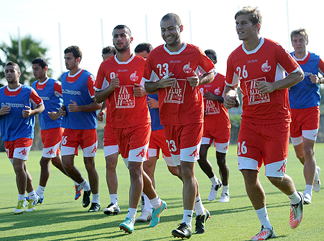 שחקני ב"ש בקרית שלום. המועדון דואג לדרום (ברני ארדוב, וואלה!)