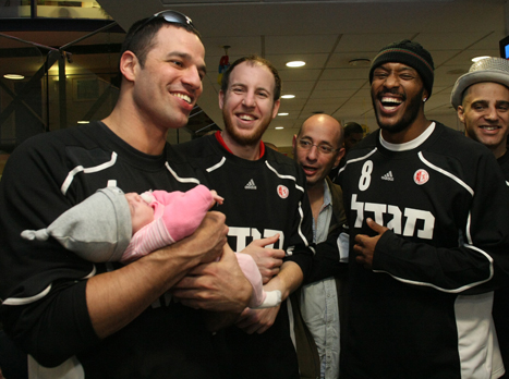 שחקני הפועל ירושלים בבית החולים (חיים צח)