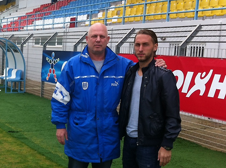 סטולר וסוכנו, עבר ליוון