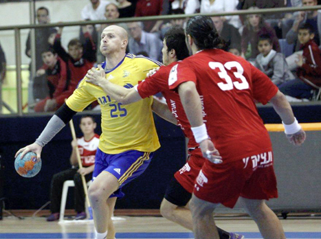 הנה זה בא, הדרבי של ראשל"צ (אלן שיבר)