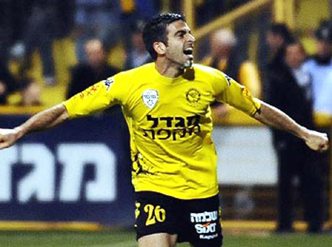 האוהדים מתים שיחזור לעוד קנציה. שלו מנשה (ניר בוקסנבאום)