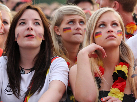 משפחות, נשים וילדים רואים בשפע במהלך היורו. איפה הם בשבתות של ליגת העל? (GETTYIMAGES)