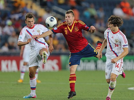 יראמנדי במדי ספרד ביורו הצעירות. בדרך לברנבאו GETTYIMAGES)