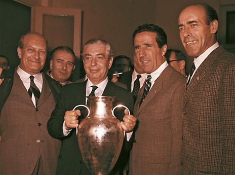 אנג'לו מוראטי, שני משמאל, לצד הלניו הררה. מודל של הצלחות (gettyimages)