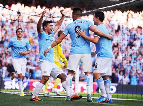 שחקני סיטי חוגגים על חשבון יונייטד. הרבה בזכות טורה