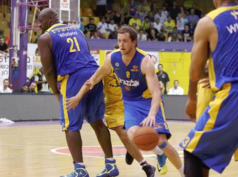 שטף המשחק נעצר (צילום: אלן שיבר)