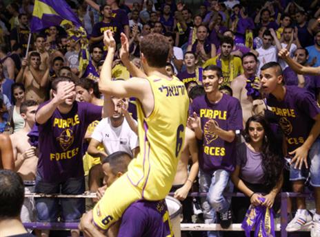 מתעסקים בכדורסל. יזרעאלי והקהל (אלן שיבר)