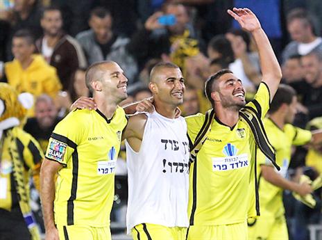 קפילוטו (משמאל) וחברים. כמו גול בדרבי?