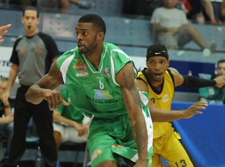 על הפרקט הוא מחונך. סמית' (עמרי שטיין, מכבי חיפה)