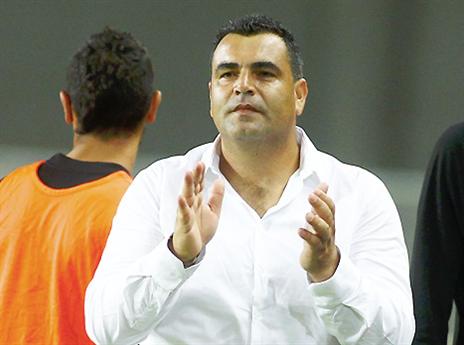 רעננה היא לחלוטין קבוצה של מאמן. קורצקי (אלן שיבר)