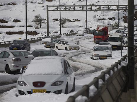הדרך המושלגת לירושלים (gettyimages)
