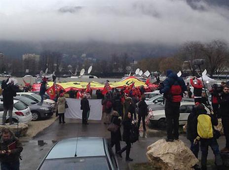 יום הולדת עצוב. אנשי פרארי באתר התאונה (עמוד הטוויטר של ה"בילד")