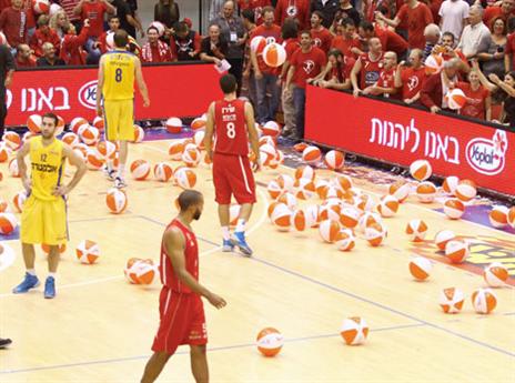 גם הפעם יהיו כדורים? אוהדי הפועל בדרבי הקודם (צילום: אלן שיבר)