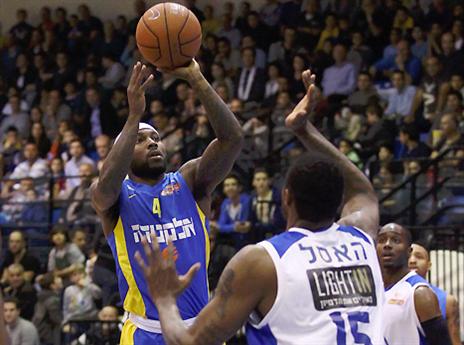 וכבר במחצית היא ירדה כשהיא מובילה (אלן שיבר)