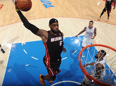 לברון מטביע במדי מיאמי. למה לא באולסטאר? (gettyimages)