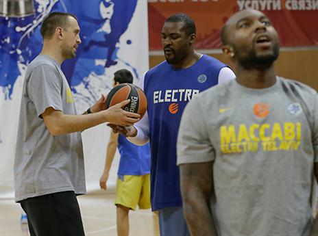 ווצ'יץ' מרביץ תורה בסופו (צילום: טטיאנה מקייבה)