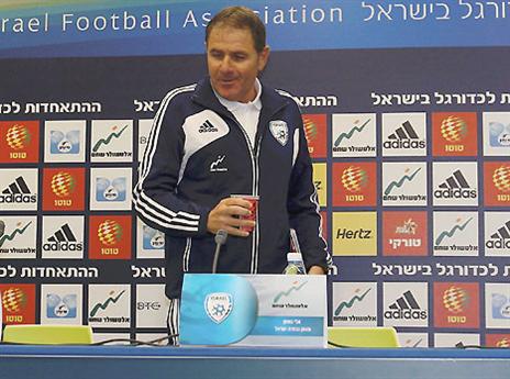 "על המאמנים בספרד ובגרמניה מותחים ביקורת יותר קשה" (אלן שיבר)
