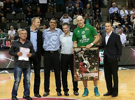 עשו לו כבוד. קוז'יקרו