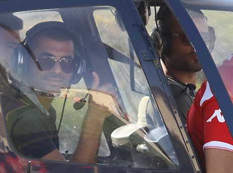 גם טועמה התנסה בתא הטייס (צילום: שמוליק דודפור, האתר הרשמי)