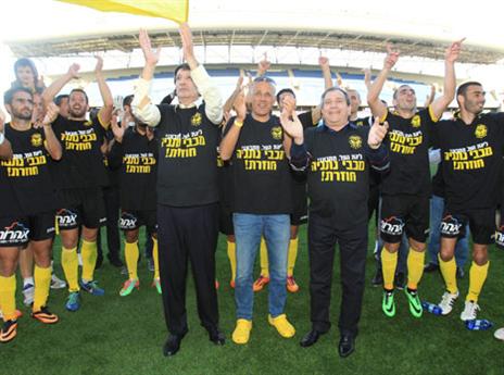 גם הבעלים חגגו על הדשא (אלן שיבר)