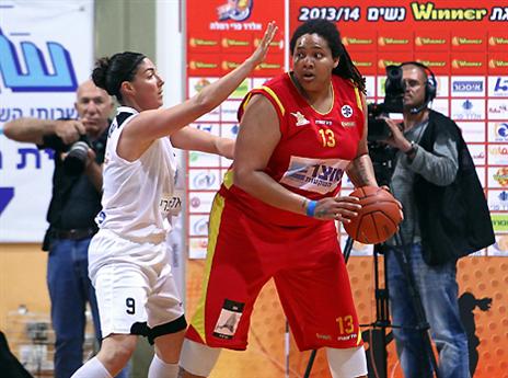 אדאמס, הייתה גדולה עליהן במשחק 1 (איגוד הכדורסל)