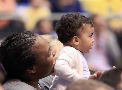 משפחת שחורציאניטיס באה במצב רוח טוב (אלן שיבר)