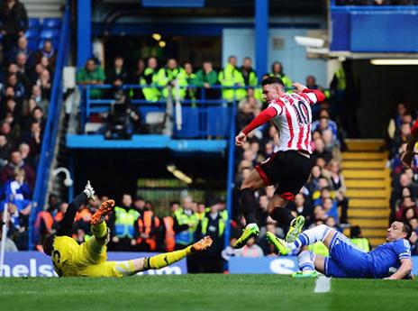 לוויקהאם מגיע זר פרחים מאנפילד  (GETTYIMAGES)
