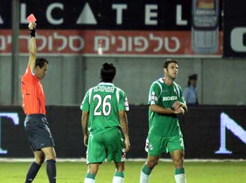 רואה את הכרטיס האדום