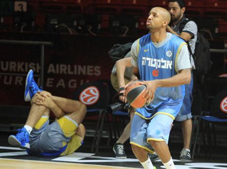 השחקנים מתכוננים, אבל הדרמה מתרחשת מאחורי הקלעים