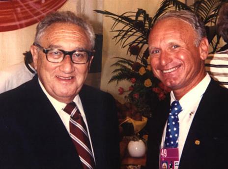 עם מזכיר המדינה האמריקני הנרי קיסינג'ר (באדיבות אברהם קליין)