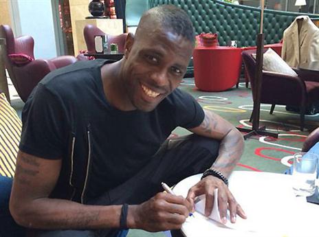 בדרך למטוס. אידריסו (מכבי חיפה, האתר הרשמי)