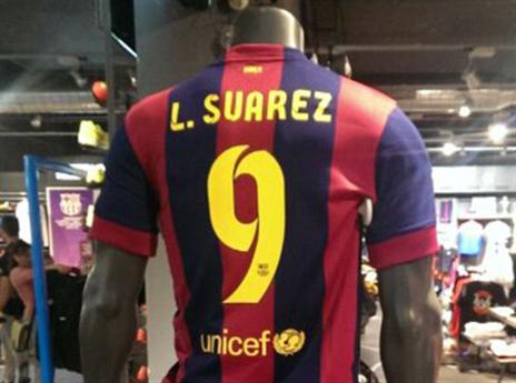 רוצים לראות את סוארס עצמו בתוך החולצה? תחכו