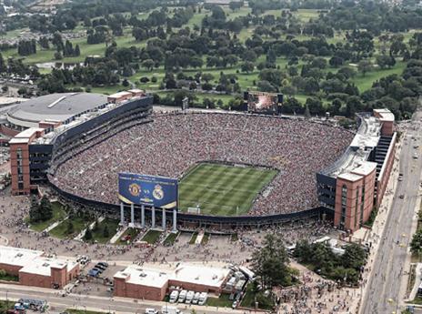 ככה נראים 109,000 צופים מלמעלה (GETTYIMAGES)