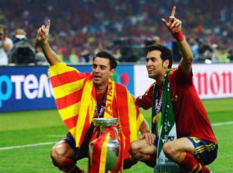 הברומטר עוזב. צ'אבי ובוסקטס אחרי הזכייה ביורו 2012 (gettyimages)