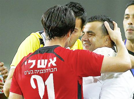 זה נגמר בפיצוץ. כהן עם קורצקי (צילום: אלן שיבר)