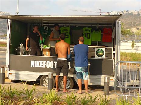 גם המרצ'נדייז נמכר בקצב מסחרר