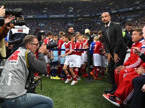 כך קיבלו את פניו בגלזנקירשן (GETTYIMAGES)