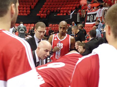 ותודה ליכולת מתחת לסלים. שחקני ירושלים (צילום: הפועל י-ם, האתר הרשמי)