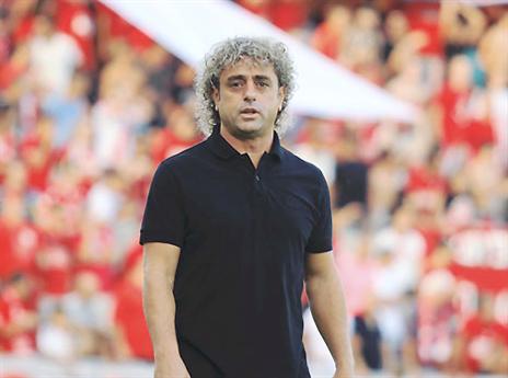 רק הוא חושב שיש לו קבוצה טובה. עטר (אלן שיבר)