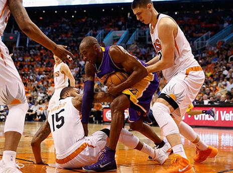 צפו בקובי והלייקרס מובסים בפיניקס (getty)