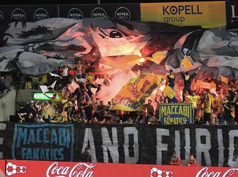 האוהדים לא היו יכולים להגיע לאימון (צילום: אלן שיבר)