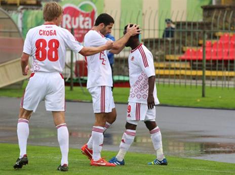 חוגג עם החברים