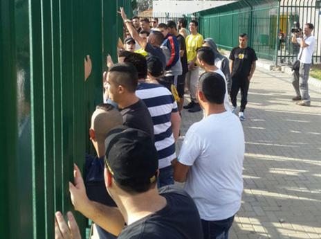 מזרחי ירים ידיים?