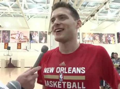 ברוכים הבאים. גל מקל עם מדי האימון החדשים